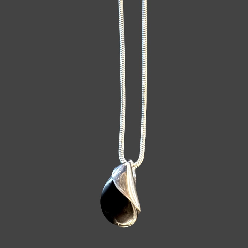 LLK Sterling Silver Onyx Pendant Necklace